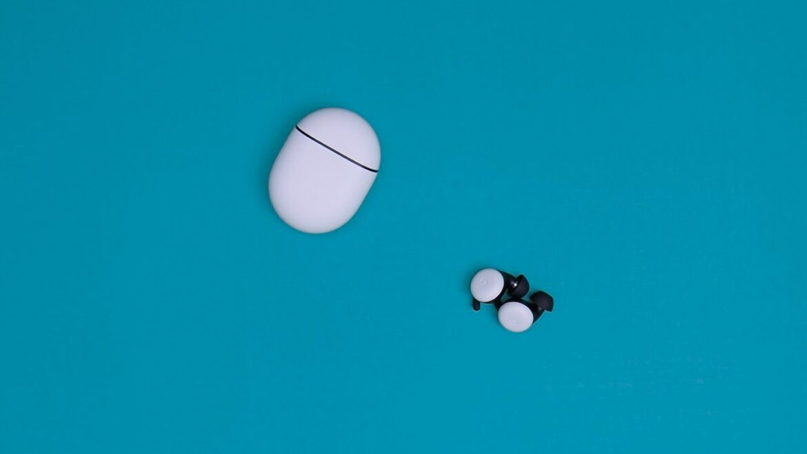 Google Pixel Buds sur fond vert