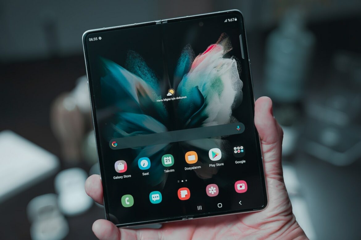 Samsung Galaxy Z Fold 3 ouvert avec son écran pliable