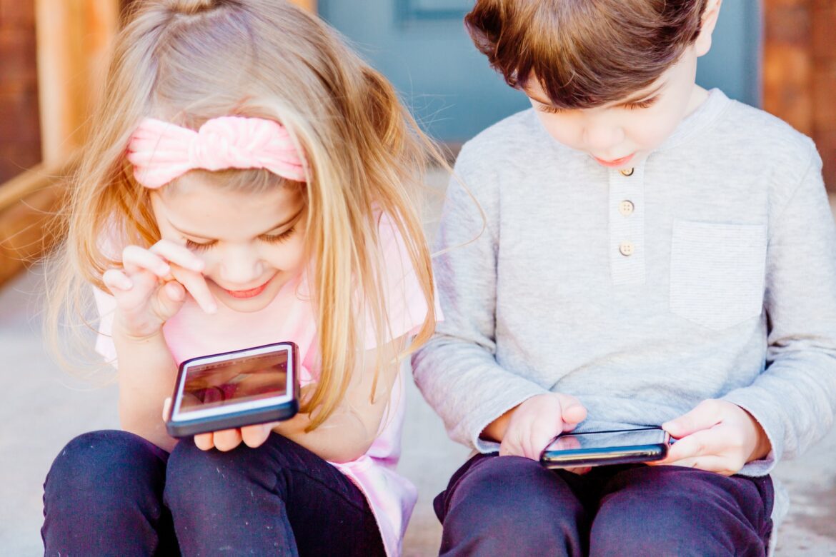 enfants naviguant sur des smartphones