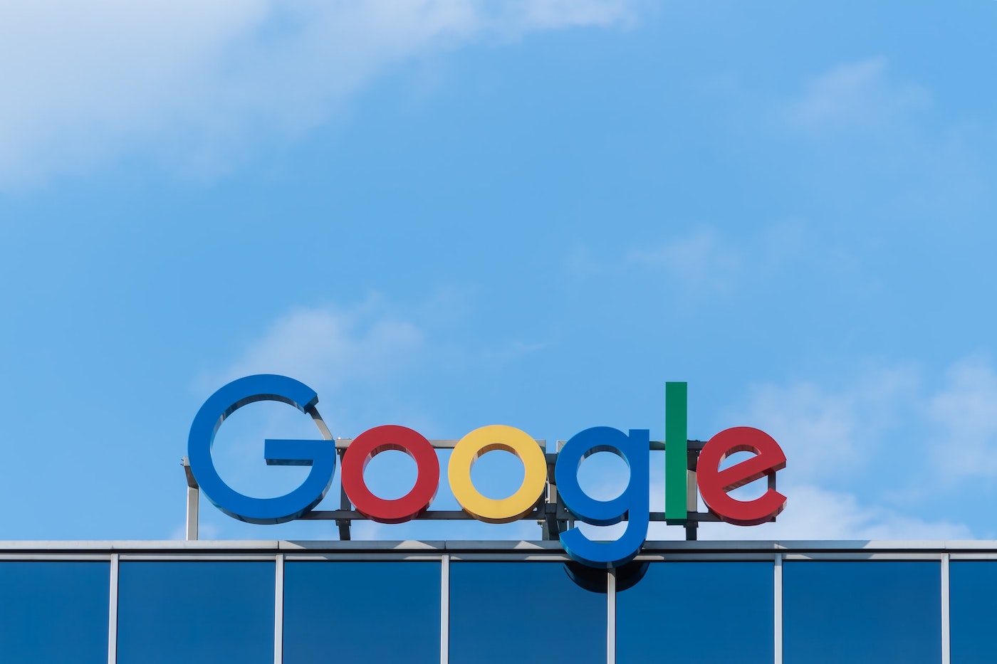 Logo de Google en haut d'un immeuble