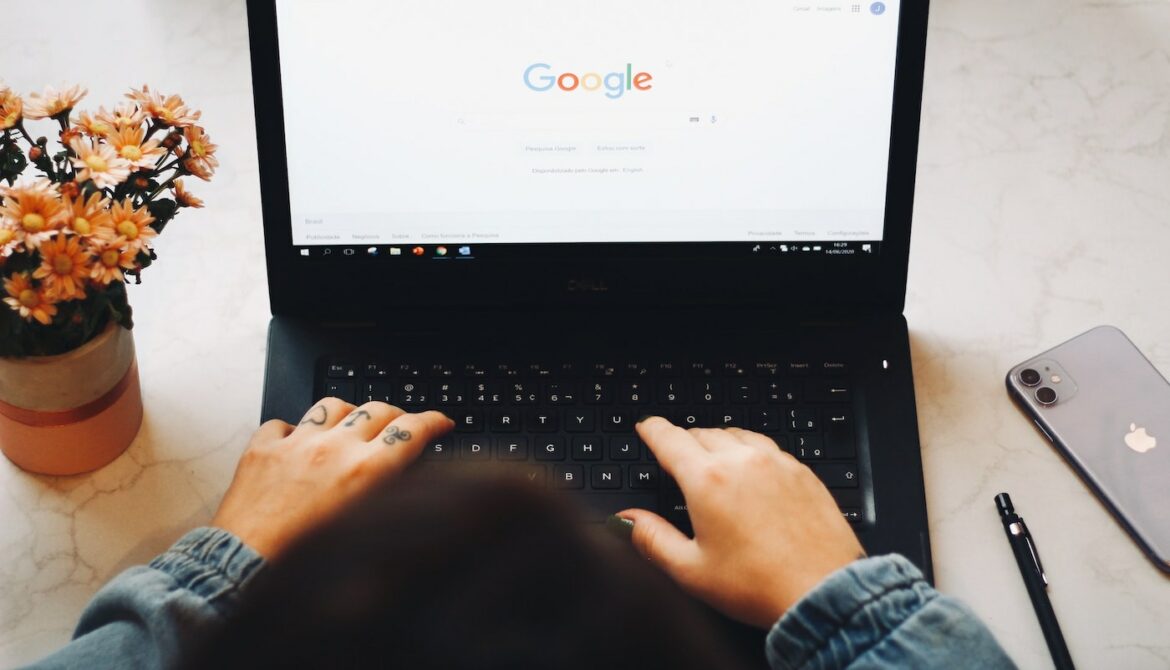 une femme cherchant sur Google avec son ordinateur