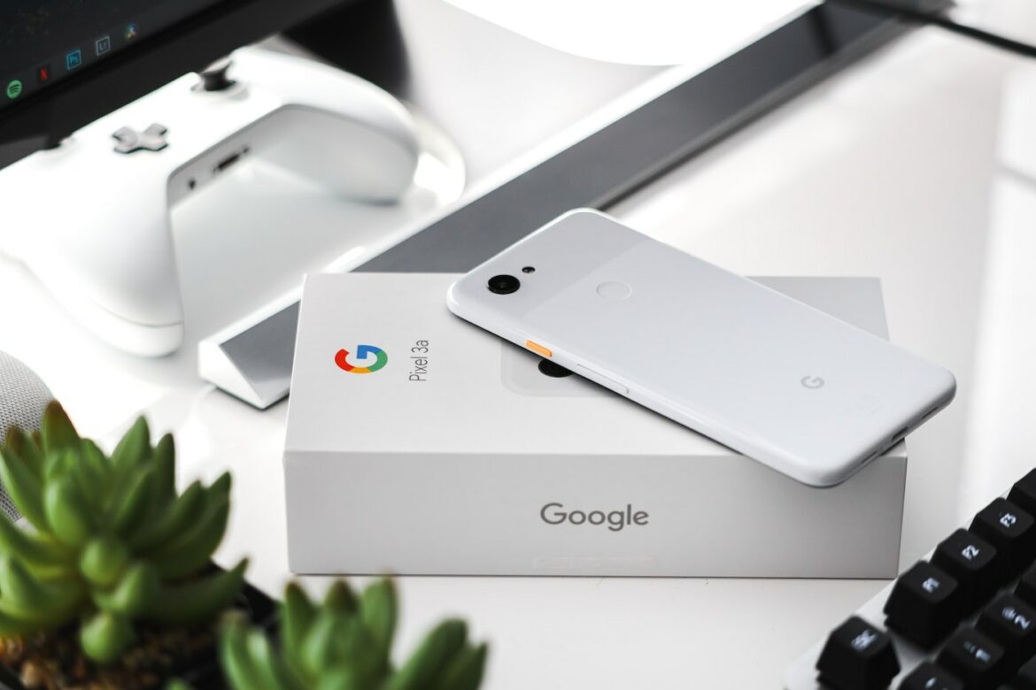 google pixel 2 sur un bureau avec sa boîte