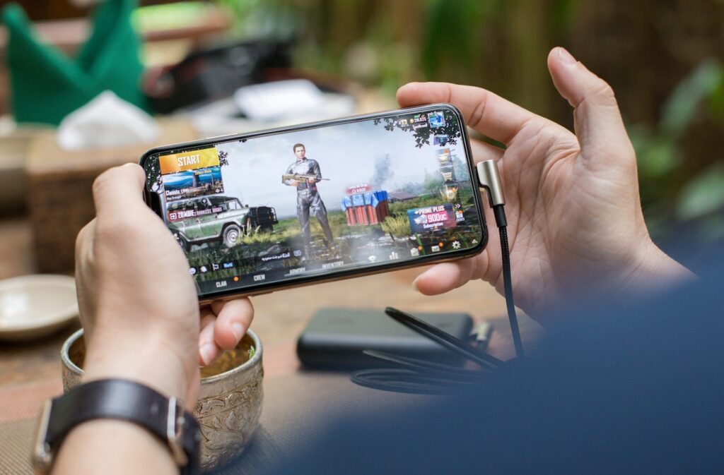 jouer sur son smartphone android dans son canapé