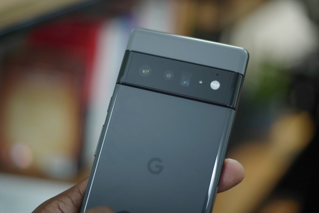 Le Google Pixel 6 Pro (ici en noir) offre de jolis qualités de finition.