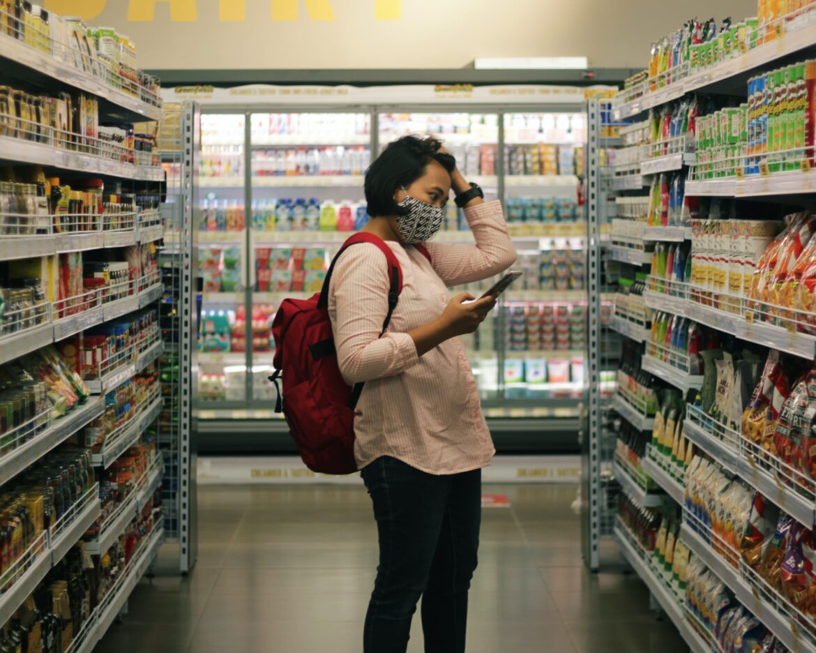 Choisir un produit alimentaire dans un supermarché