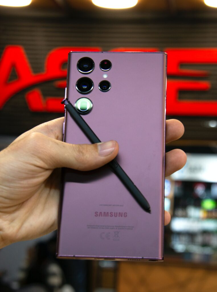 Le Galaxy S22 Ultra propose un stylet S Pen.