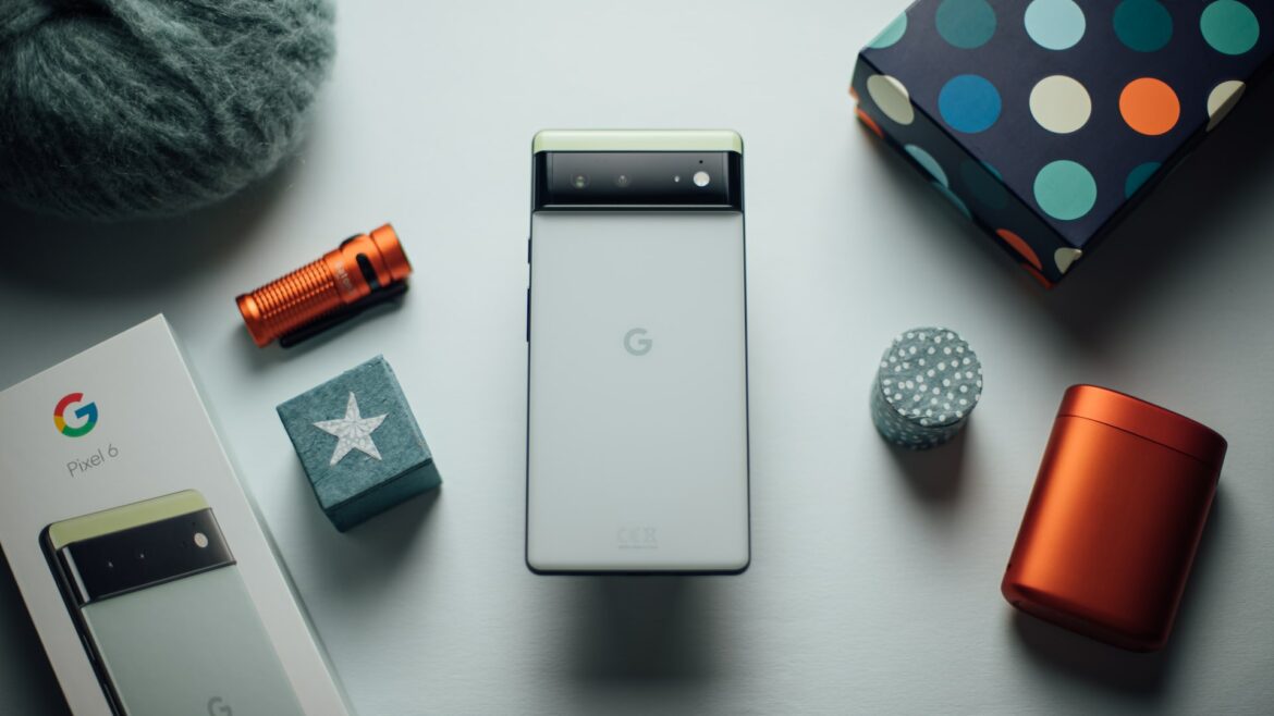 photo montrant un Google Pixel 6 posé sur une table