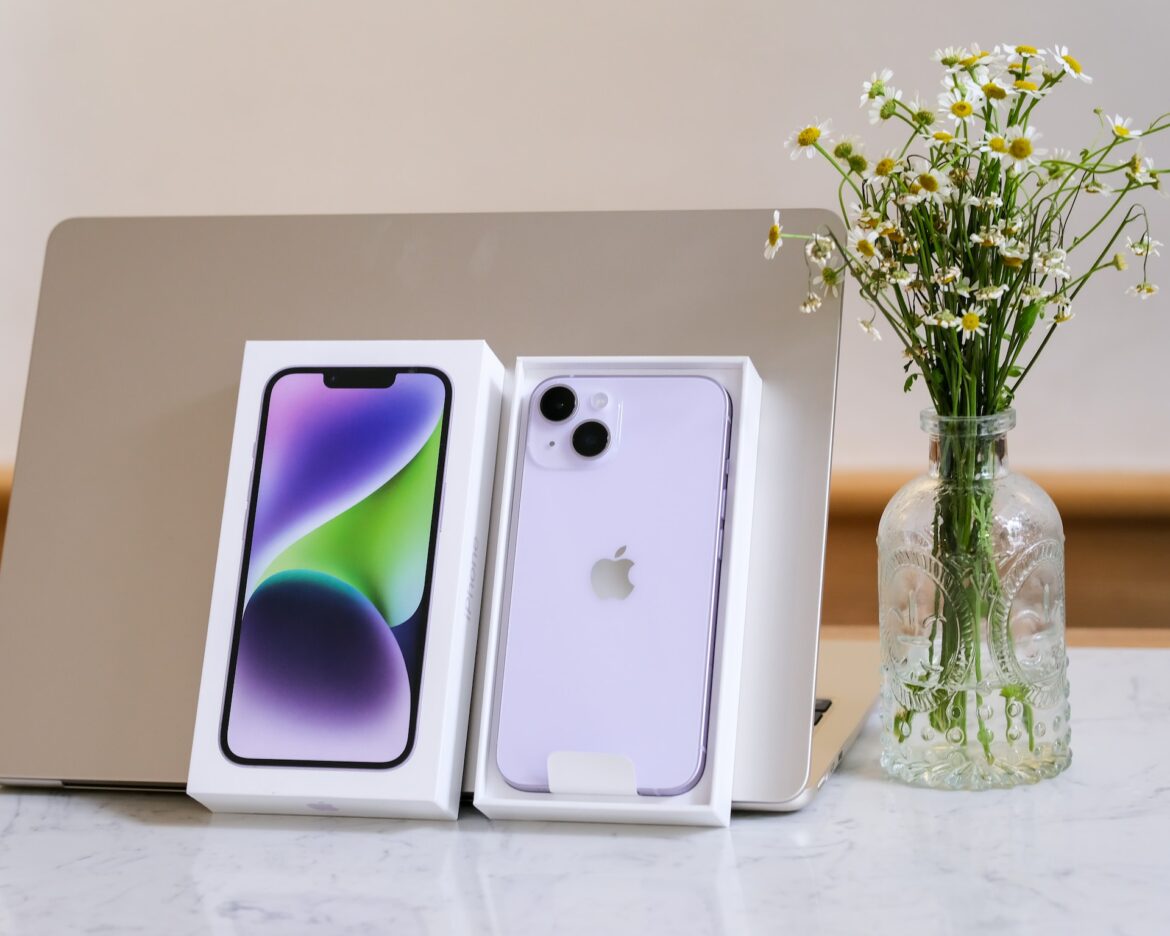iphone 13 en colori violet avec sa boîte