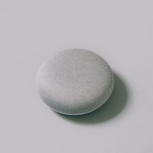 Le Google Home mini fut la première enceinte connectée de Google.